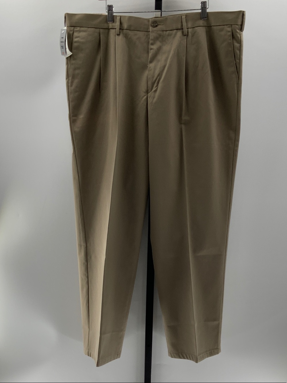 Dockers Classic Pleated Chinos in Khaki